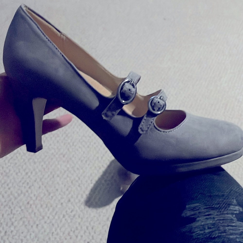 Gray high heels worn once, size 7, memory foam súper confortable